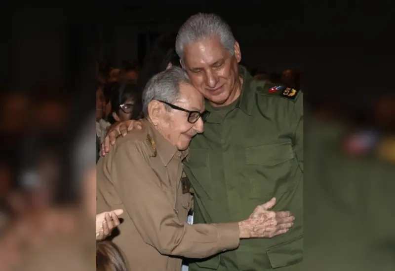 La cúpula política y militar de Cuba acompaña al expresidente Raúl Castro durante su reaparición en un acto oficial de las fuerzas armadas.