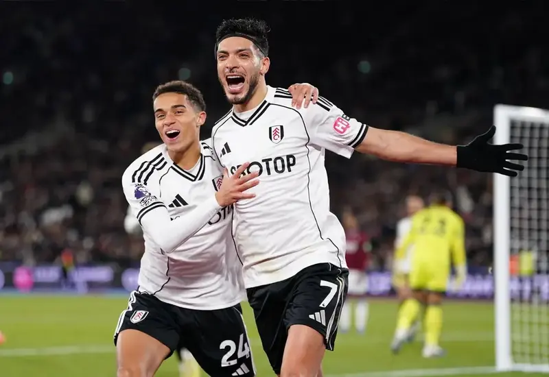 El futbolista mexicano Raúl Jiménez, quien se prepara para salir del Fulham, rechazó una oferta para regresar al Club América.