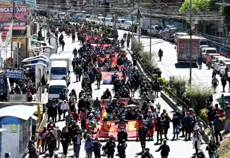 La reapertura de las carreteras en Bolivia favorece el abasto de combustible, tras el retiro de los bloqueos celebrado por el gobierno boliviano.