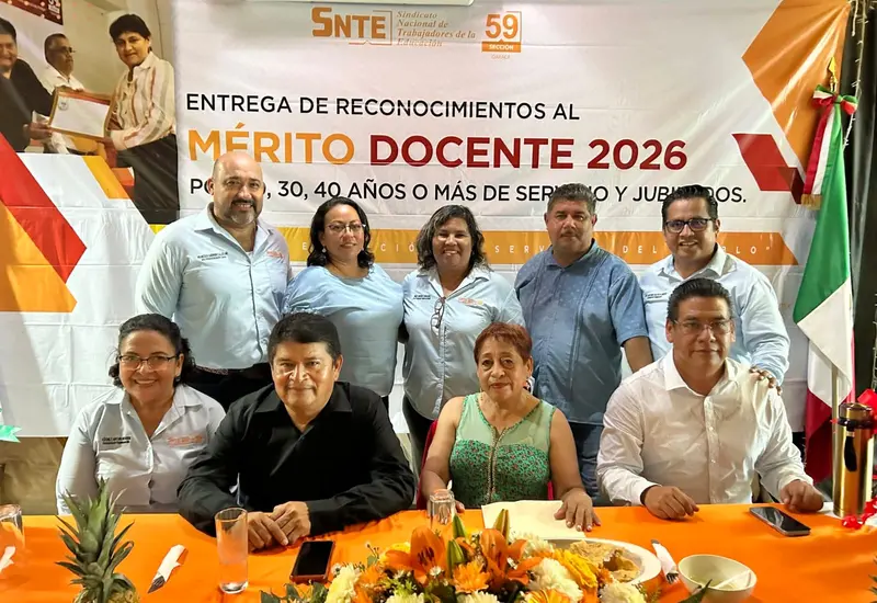 Docentes de la Sección 59 del SNTE reciben reconocimientos por 20, 30 y 40 años de labor en la Cuenca del Papaloapan.