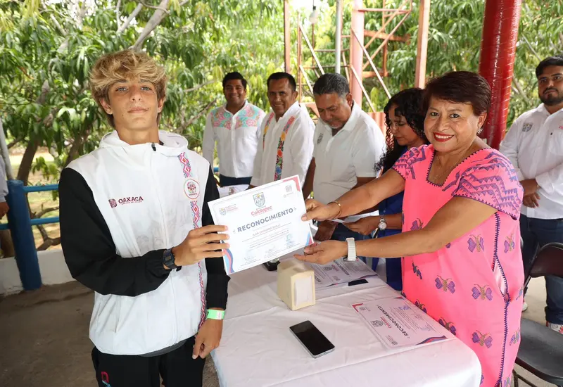 El equipo de surfing de Oaxaca recibe un reconocimiento por consagrarse bicampeones nacionales durante la Olimpiada Nacional (ON).