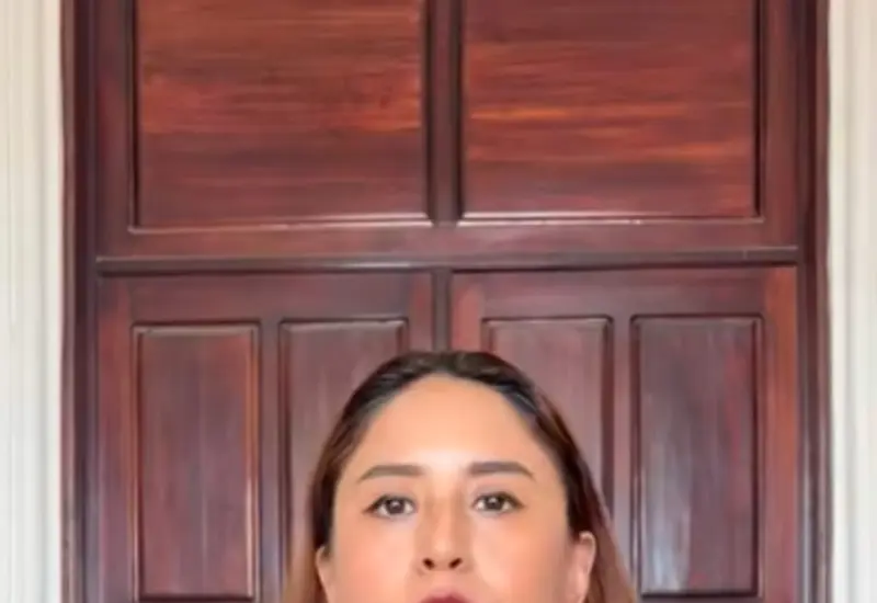 Una regidora del ayuntamiento de Tehuantepec muestra un documento para exhibir la falta de sesiones de Cabildo y la opacidad del gobierno.
