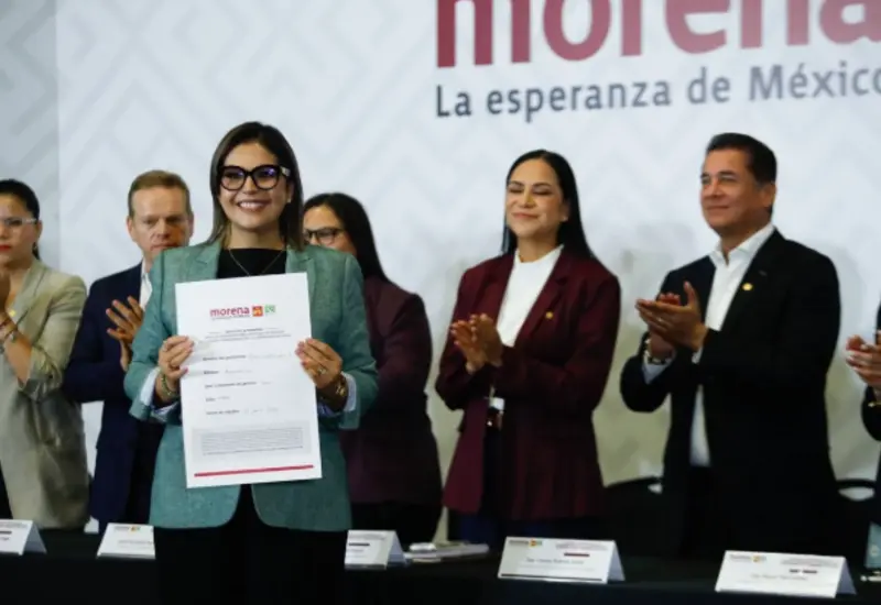 Un grupo de al menos quince aspirantes de la alianza Morena, PT y PVEM mientras formalizan su registro para las coordinaciones estatales.