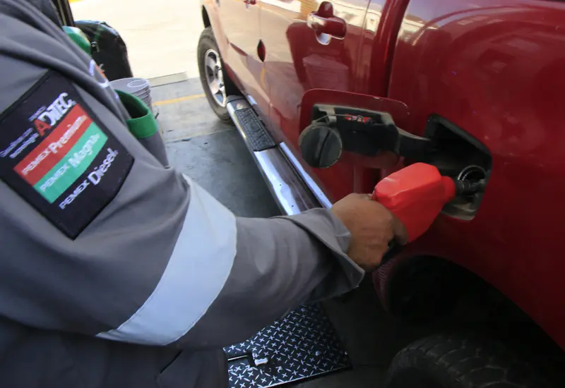 Una bomba de gasolina en una estación de servicio, mostrando el precio de la gasolina Premium tras el retiro del subsidio por parte de Hacienda.