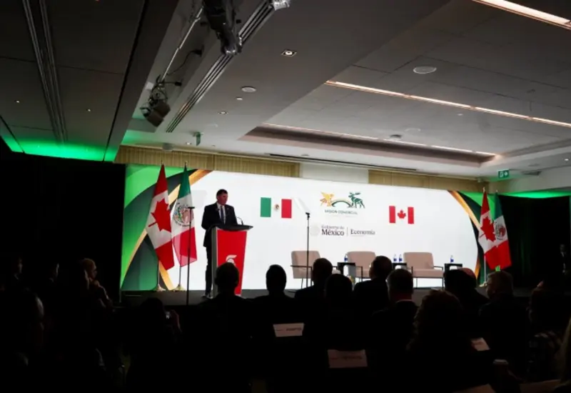 Las banderas de Canadá y México, que simbolizan el acuerdo T-MEC, en el contexto de la próxima reunión trilateral para extender su vigencia.