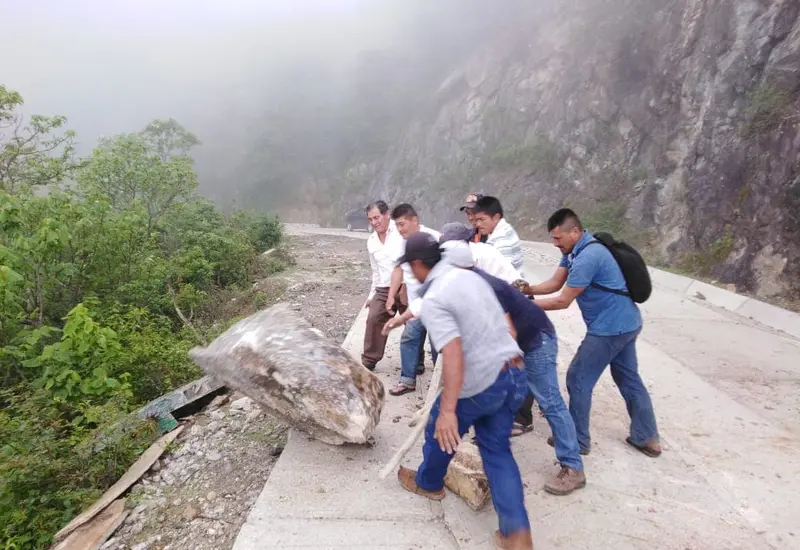 Un derrumbe de tierra y rocas amenaza con bloquear un camino rural en San Miguel Tenango, como consecuencia de las intensas lluvias.