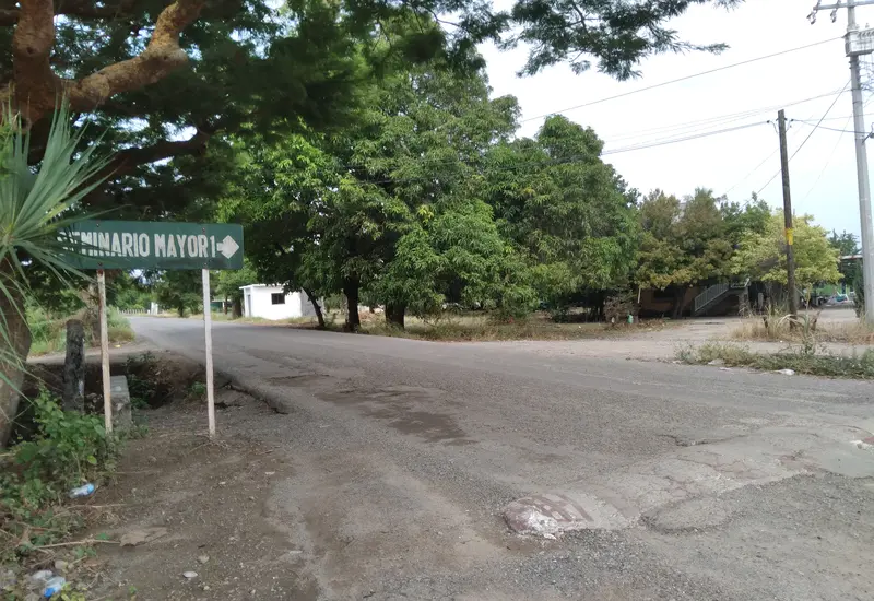 Un cruce sin señalización en la carretera federal Transístmica en Tehuantepec, que representa un punto crítico de alto riesgo vial para los automovilistas.