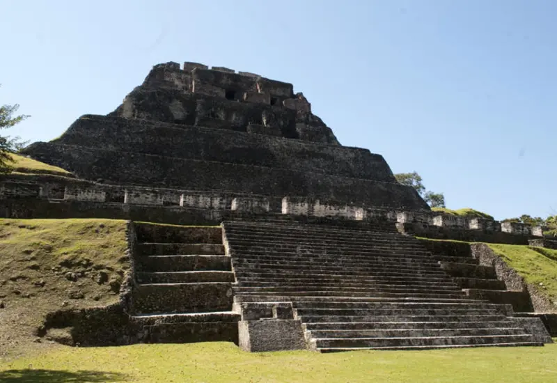 Dientes de un individuo de la élite maya, hallados enterrados en dos sitios como parte de un posible ritual funerario descubierto por arqueólogos.