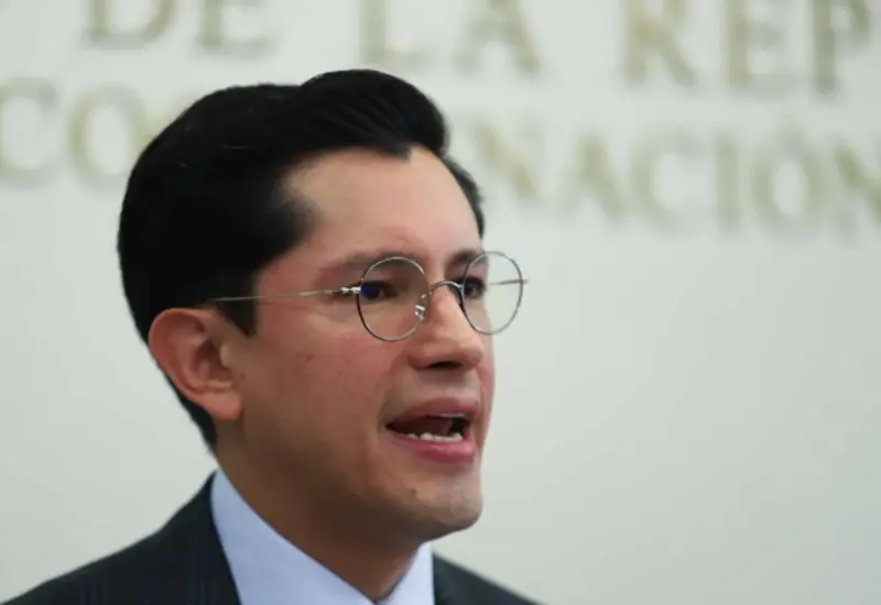 Roberto Velasco, canciller de México, en un retrato oficial en el contexto de la orden de la SRE a embajadores para promover avances gubernamentales.