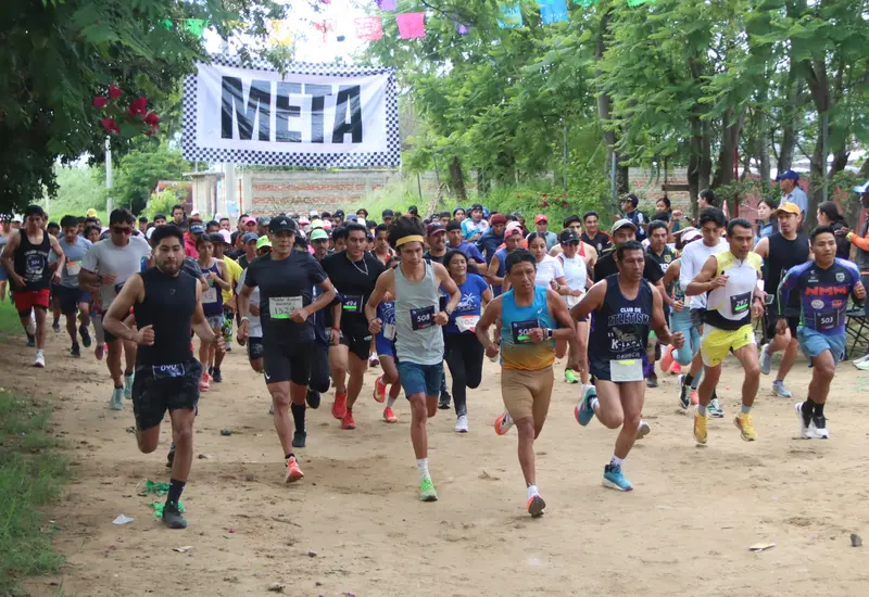 Momento exacto de la salida de los corredores en la competencia atlética celebrada en el barrio San Juan de San Raymundo Jalpan.