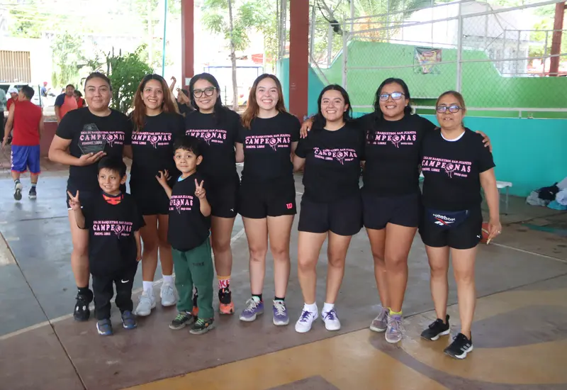 El equipo de San Juan celebra tras coronarse campeón de la Liga de Basquetbol Femenil de San Juanito.