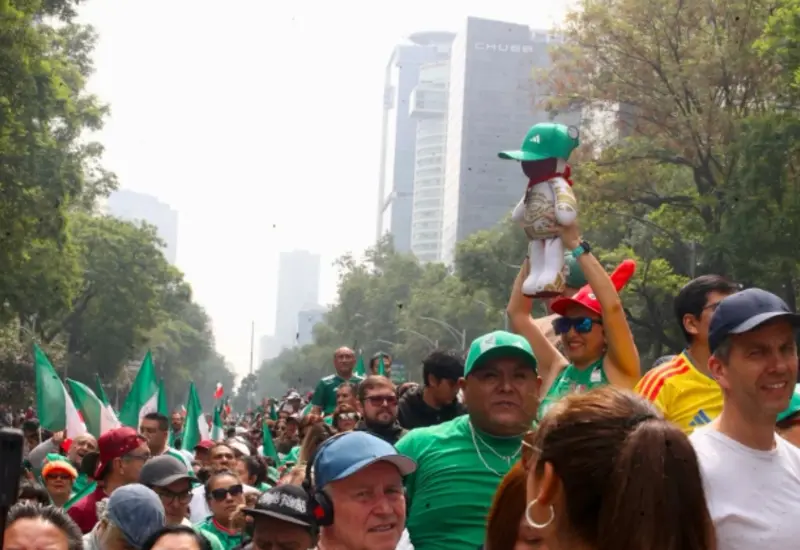 Ilustración sobre las multas del IMPI por proyectar el Mundial sin licencia, una sanción que puede costar hasta 586 mil pesos.