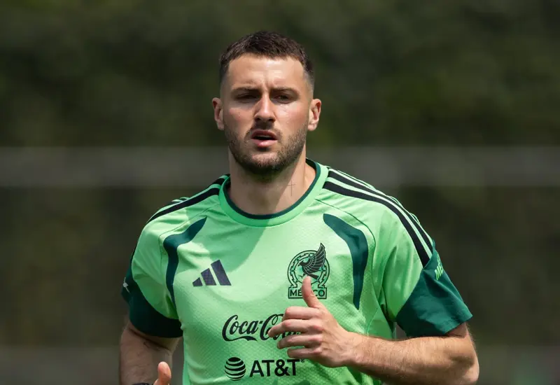 El delantero mexicano Santiago Giménez, jugador de la selección nacional, es vinculado con un posible fichaje al equipo de fútbol italiano Lazio.