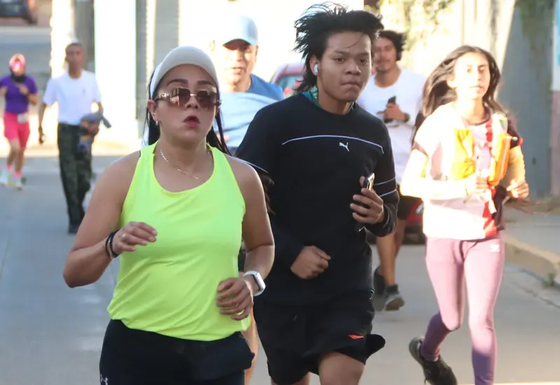 Participantes de la Segunda Carrera Atlética compiten en el trayecto de 10 kilómetros en la colonia Santa Elena, Santa Cruz Xoxocotlán.