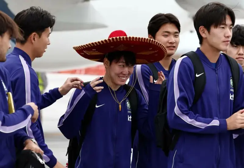 La Selección de fútbol de Corea del Sur es recibida con mariachis y sombreros de charro, celebrando una cálida bienvenida a la mexicana.