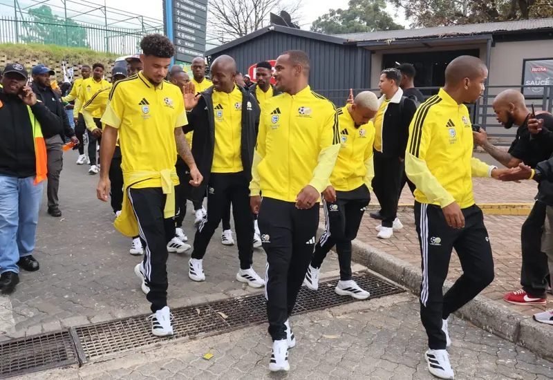 La Selección de Sudáfrica a bordo de un avión, sonriendo y listos para su viaje a tierras aztecas para un encuentro deportivo.