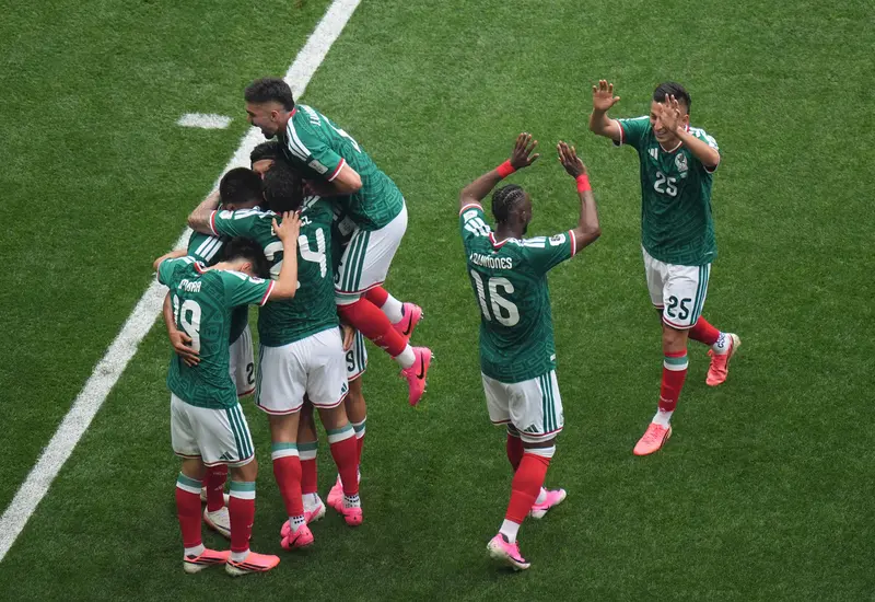La Selección Mexicana de fútbol, conocida como El Tri, se prepara para su partido contra Ecuador portando su icónico uniforme verde.