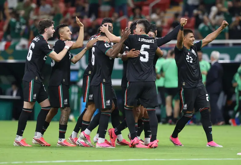 Jugadores de la Selección Mexicana en el campo durante su partido de la fase de grupos contra Chequia, buscando su tercer triunfo consecutivo.