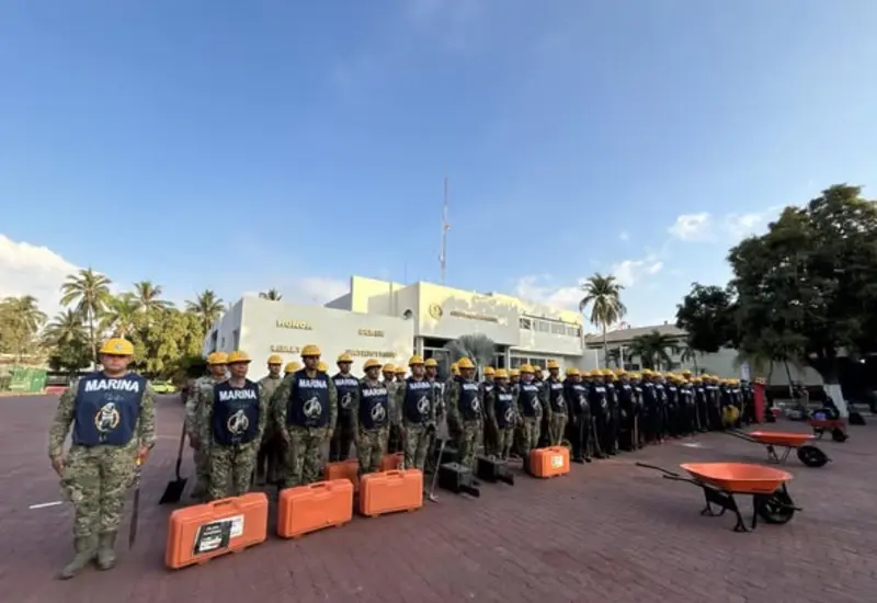Elementos de la Semar durante el despliegue preventivo del Plan Marina en las costas de Oaxaca, Guerrero y Colima ante fenómenos meteorológicos.