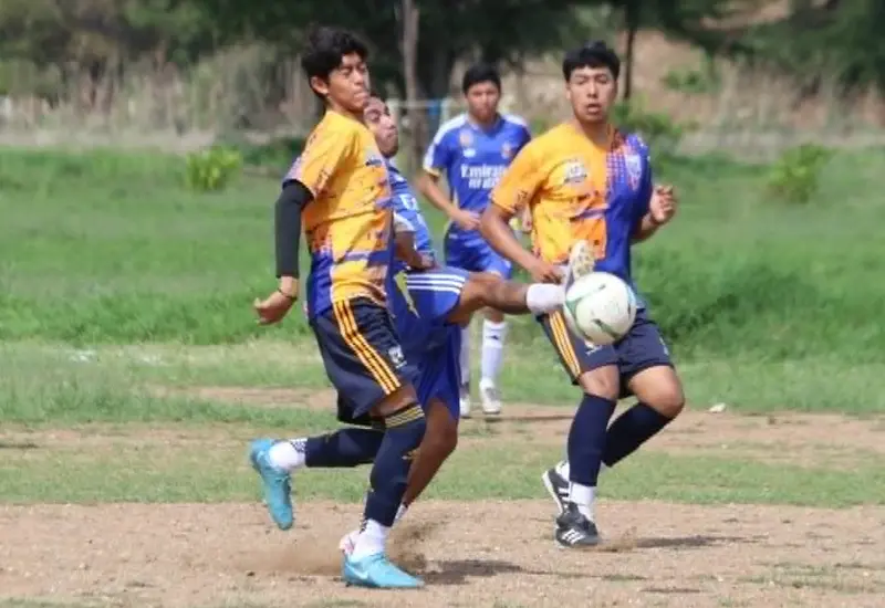 Un balón de fútbol en el campo durante un partido de la fase final de La Mejor Liga de Futbol de Oaxaca, donde se disputan los pases a semifinales.