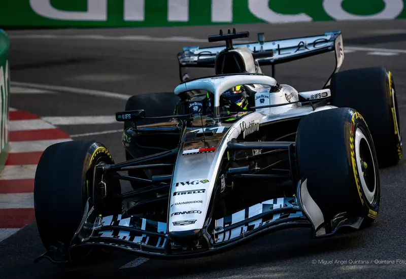 El piloto mexicano de Fórmula 1, Sergio 'Checo' Pérez, cruzando la línea de meta para asegurar la décima posición en el Gran Premio de Mónaco.