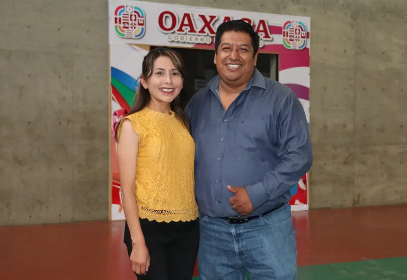 El presidente de la Aajeo, Sergio Sánchez, y la directiva del Club Lasker, Claudia Santiago, en una foto relacionada al próximo torneo de ajedrez.