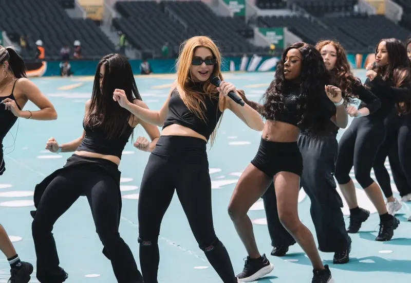 La cantante colombiana Shakira realiza su ensayo final sobre el escenario del Coloso de Santa Úrsula, preparándose para su esperado concierto.