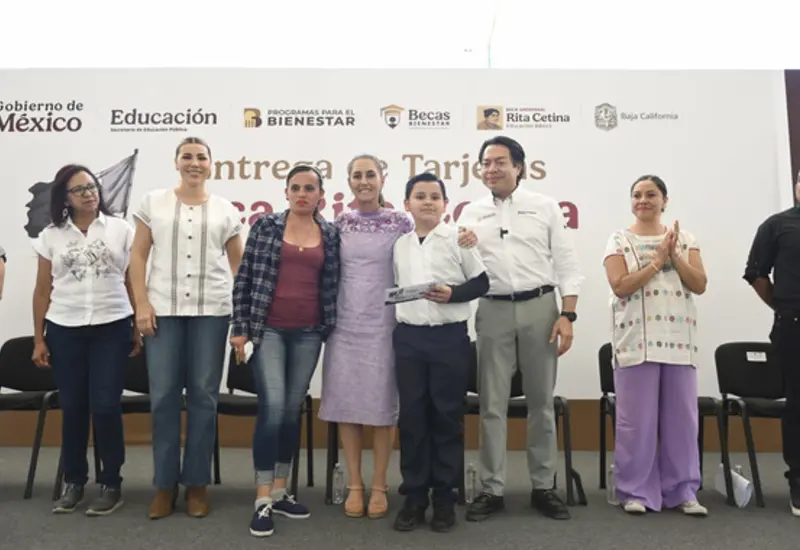 Claudia Sheinbaum encabeza el evento de entrega de tarjetas para la Beca Rita Cetina, un apoyo destinado a estudiantes de primaria.