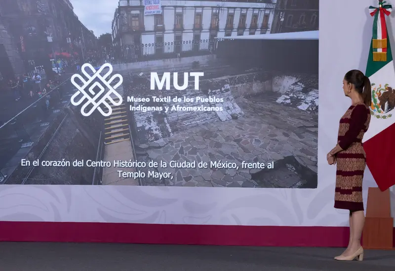 Claudia Sheinbaum durante la ceremonia de inauguración del nuevo Museo Textil, un espacio para impulsar el trabajo de artesanos indígenas y afromexicanos.