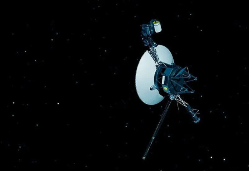 Ilustración de las naves espaciales Voyager explorando la frontera del Sistema Solar, la heliosfera que funciona como un escudo cósmico para la Tierra.