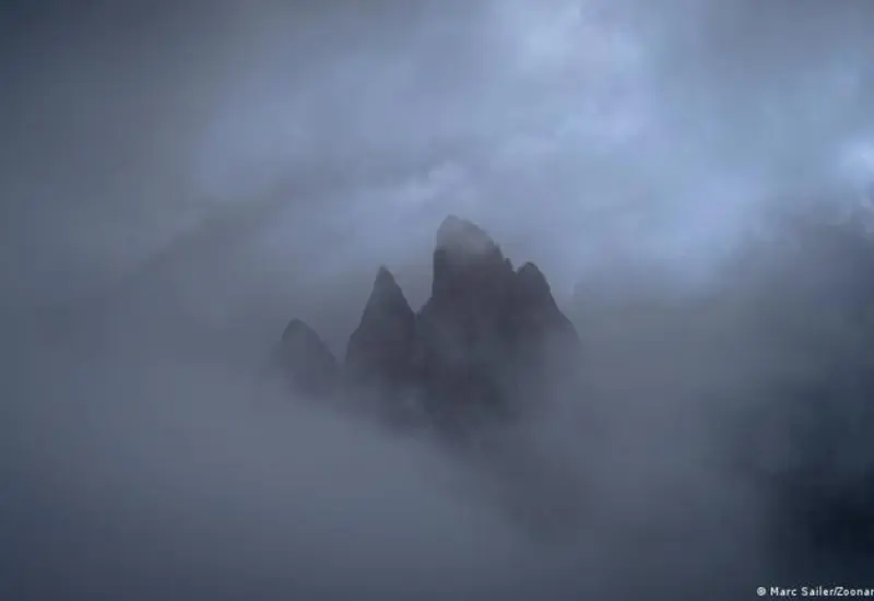 Representación visual de la sopa microbiana hallada en la niebla, donde microorganismos tienen el potencial de eliminar contaminantes del aire.
