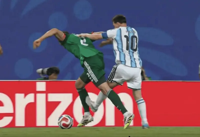 Una ilustración conceptual sobre la tecnología VAR, donde a pesar de las cámaras y la inteligencia artificial, el error humano sigue presente en el fútbol.