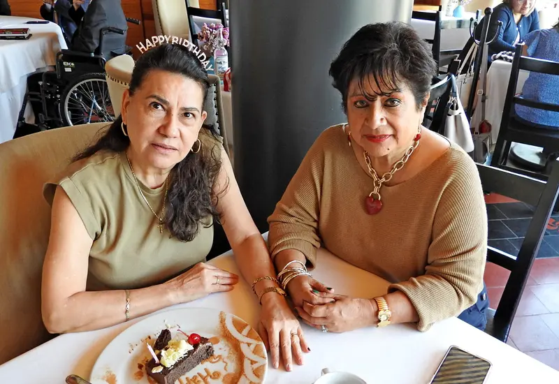 Tere Galguera García celebra su cumpleaños en la agradable compañía de Elodia Sandoval, posando juntas durante el festejo social.