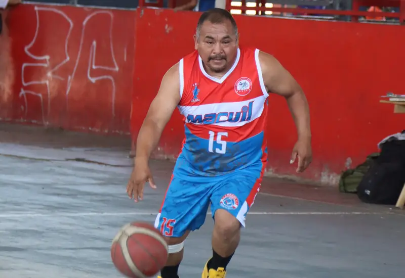 Jugadores de basquetbol compiten durante el Torneo Campeón de la Sierra Juárez 2026 en Ixtlán, donde se disputa una bolsa de 57 mil pesos.