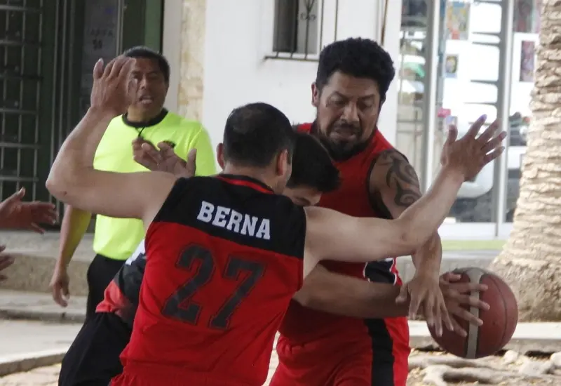 Jugadores compiten durante el torneo de basquetbol de veteranos realizado en la cancha de la comunidad de San Antonio Arrazola.