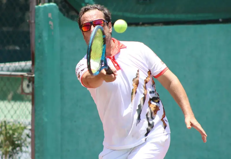 Padres e hijos conviven en la cancha durante el atractivo Torneo de Tenis que se organiza por el Día del Padre.