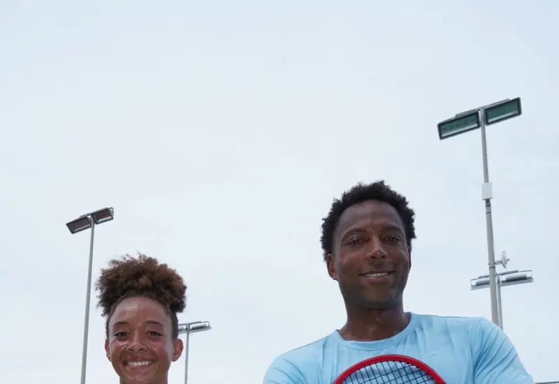 Jóvenes atletas compiten en el Torneo de Tenis Junior de clase mundial, un evento internacional que reúne a tenistas de 15 países.