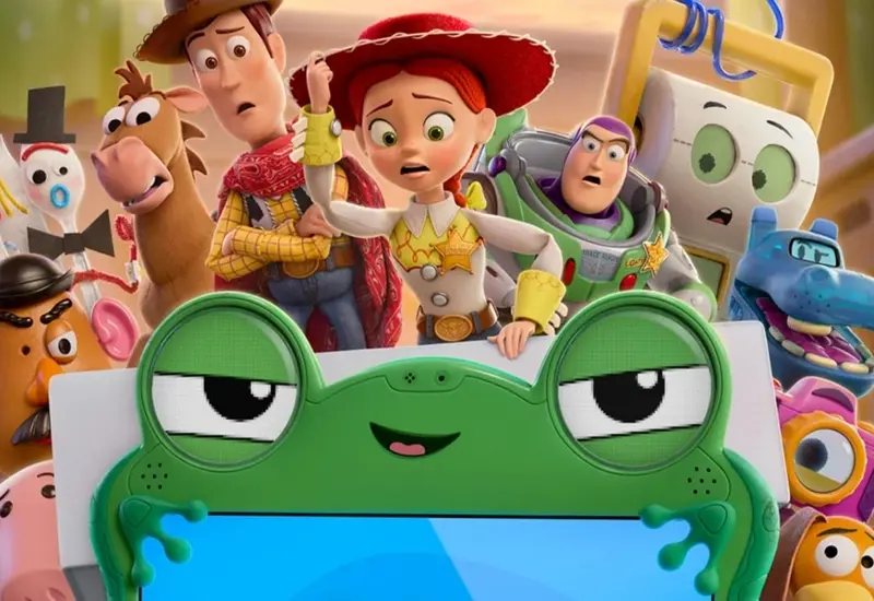 Personajes de la película Toy Story 5 en una escena emotiva que ilustra el debate entre padres sobre juguetes tradicionales y tecnología.