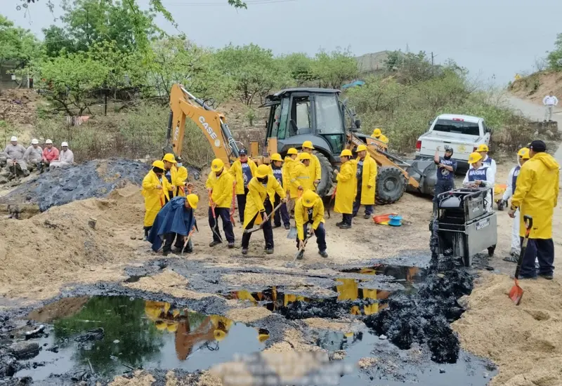 Trabajadores realizan labores de saneamiento y limpieza en la zona afectada por el derrame de hidrocarburos en Salina Cruz, Oaxaca.