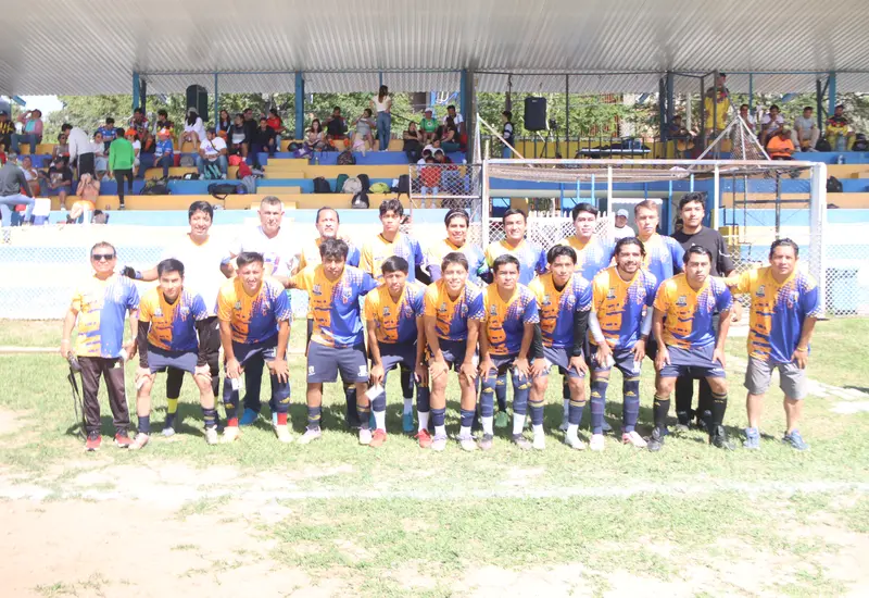 El equipo Transformación Universitaria en un partido de la liga, buscando su primer triunfo para conseguir el boleto a la gran final del torneo.