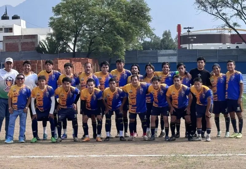 El equipo de fútbol Transformación Universitaria posa para una foto de equipo celebrando su cierre de temporada como superlíder del torneo.