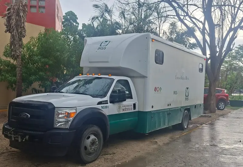 Cinco unidades médicas móviles del IMSS son desplegadas en las regiones de la Costa e Istmo para reforzar la respuesta ante el temporal.