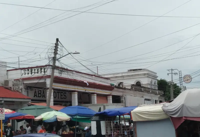 Vendedores informales ocupan las calles del centro de Tehuantepec con sus puestos, un reflejo de la crisis laboral y la falta de empleo.