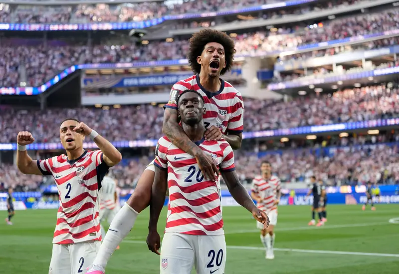 La selección de Estados Unidos celebra su contundente victoria durante su partido inaugural de la Copa del Mundo FIFA 2026.