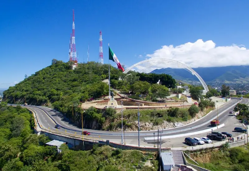 Operativo de vigilancia en el Cerro del Fortín para restringir la circulación de vehículos pesados con un peso mayor a 10 toneladas.