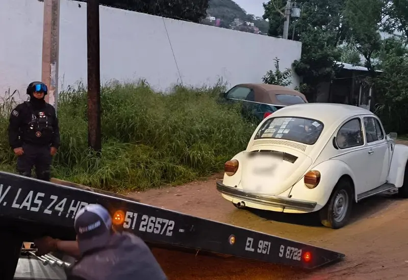 Un vehículo Volkswagen Sedán, conocido como vocho, que fue recuperado por elementos de la UMAR después de contar con un reporte de robo.