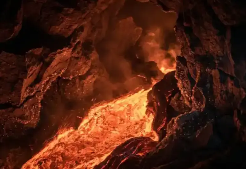 El volcán Tajogaite en erupción, cuya actividad ayudó a científicos a entender cómo la temperatura del magma influye en las explosiones volcánicas.