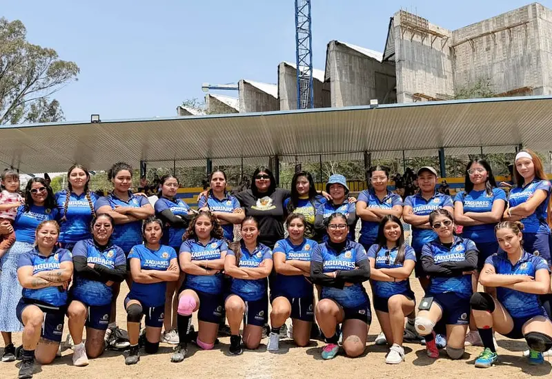 El equipo femenil de Xaguares Rugby Oaxaca posa victorioso tras coronarse campeón del torneo de Rugby Sevens del cual fueron anfitrionas.