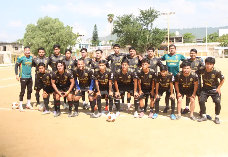 El equipo de fútbol de Xoxocotlán celebra su pase a la final del torneo de la categoría Mayor A después de un partido reñido.