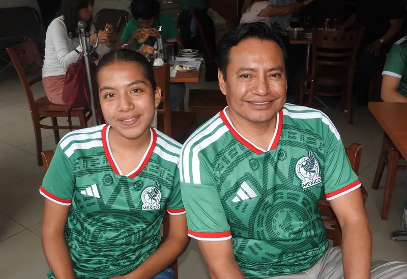 Yami y Jesús posan sonrientes para una foto durante su recorrido por los mejores y más emblemáticos lugares de la ciudad de Oaxaca.